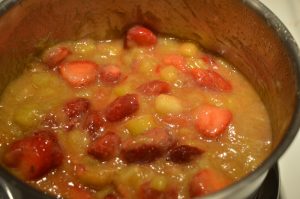 Rhubarb adn strawberries in a pot.